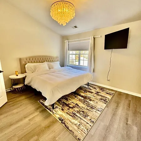 Modern Entire 2-Bedroom House For 6 Guests At University City